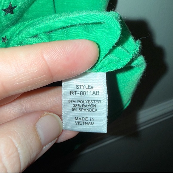 Zenana Outfitters Green Star Print Short Sleeve Tee Size Small - Picture 6 of 7